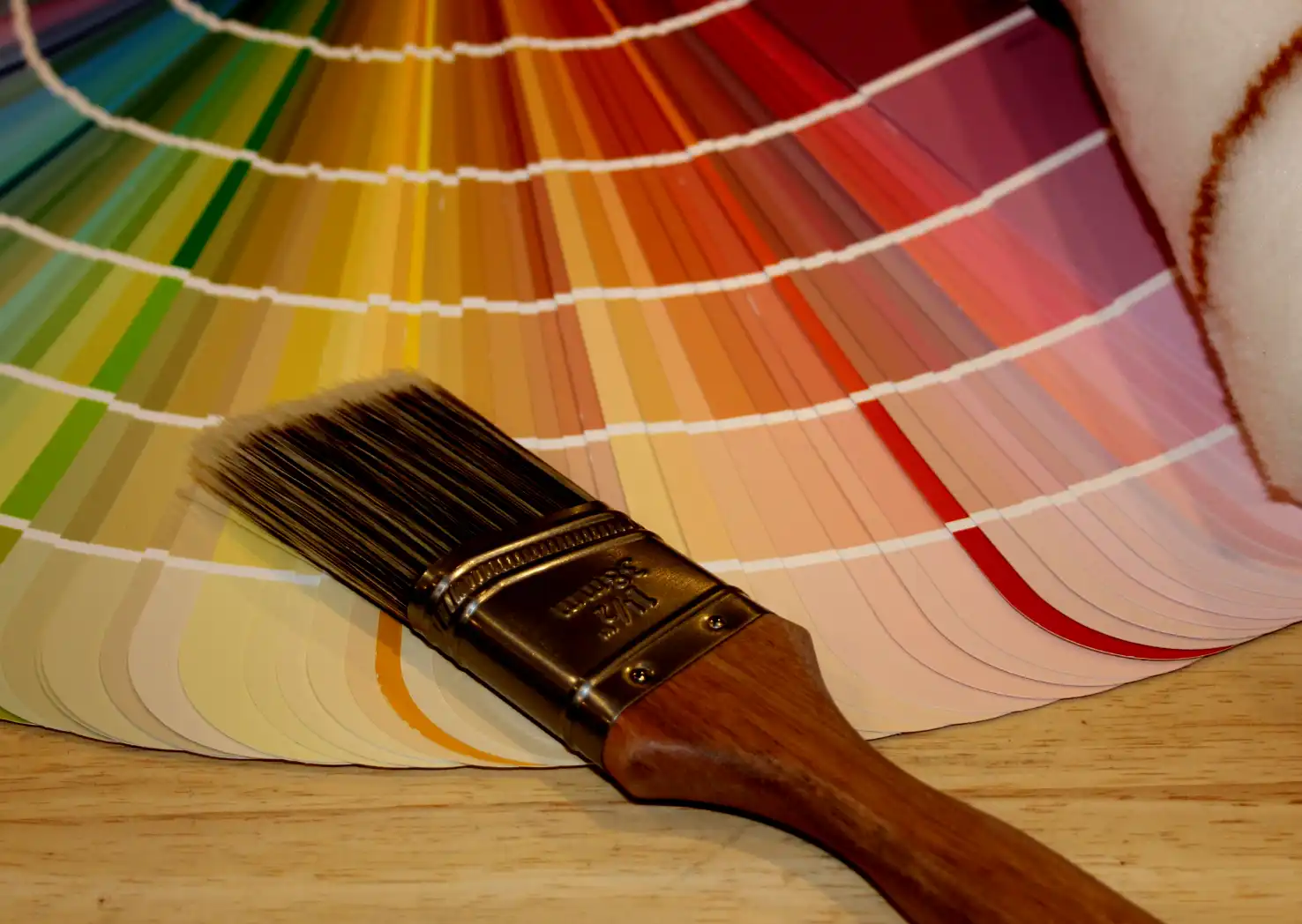La carta de color RAL se usa comúnmente en pintura, especialmente para exteriores, industriales y decoración, por su amplia gama de colores estandarizados. En interiores, también se usan otras cartas como NCS o Pantone, según el proyecto.