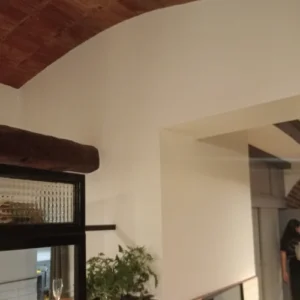 Esta imagen muestra un restaurante recién pintado por Frescolux.es, destacando sus paredes blancas que aportan luminosidad y modernidad. Los detalles de ladrillo y la iluminación cuidadosamente diseñada resaltan la calidad del acabado. Nuestro servicio de pintura garantiza espacios transformados con profesionalismo y estilo.
https://www.restaurantlespurna.com/