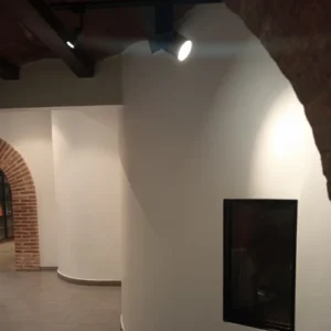 Esta imagen muestra un restaurante recién pintado por Frescolux.es, destacando sus paredes blancas que aportan luminosidad y modernidad. Los detalles de ladrillo y la iluminación cuidadosamente diseñada resaltan la calidad del acabado. Nuestro servicio de pintura garantiza espacios transformados con profesionalismo y estilo.
https://www.restaurantlespurna.com/