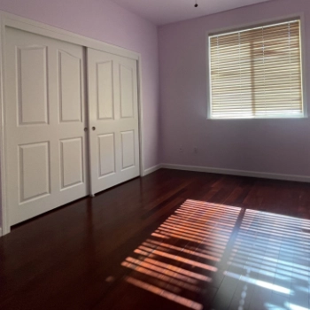 Pintores profesionales y de confianza en Lleida y alrededores
¿Quieres que tu hogar luzca tan bien como el de tus vecinos? En Frescolux, nuestro equipo de pintores profesionales en Lleida transforma cualquier espacio con estilo, precisión y materiales de primera calidad.
Somos especialistas en pintura de paredes, madera, empastado, lacado, barnizado y tratamientos decorativos, tanto en proyectos pequeños como en grandes superficies.
Si estás pensando en renovar tu vivienda, local u oficina, contáctanos sin compromiso y te ayudaremos a dar color y vida a tus espacios.