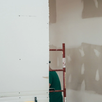 Pintores profesionales y de confianza en Lleida y alrededores
¿Quieres que tu hogar luzca tan bien como el de tus vecinos? En Frescolux, nuestro equipo de pintores profesionales en Lleida transforma cualquier espacio con estilo, precisión y materiales de primera calidad.
Somos especialistas en pintura de paredes, madera, empastado, lacado, barnizado y tratamientos decorativos, tanto en proyectos pequeños como en grandes superficies.
Si estás pensando en renovar tu vivienda, local u oficina, contáctanos sin compromiso y te ayudaremos a dar color y vida a tus espacios.